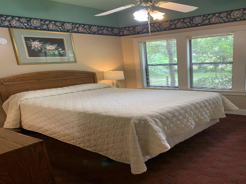 Carr's Northside Motel And Cottages image
