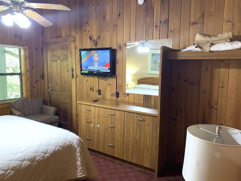 Carr's Northside Motel And Cottages image