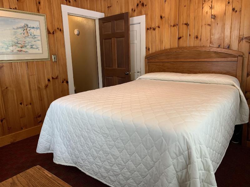 Carr's Northside Motel And Cottages image