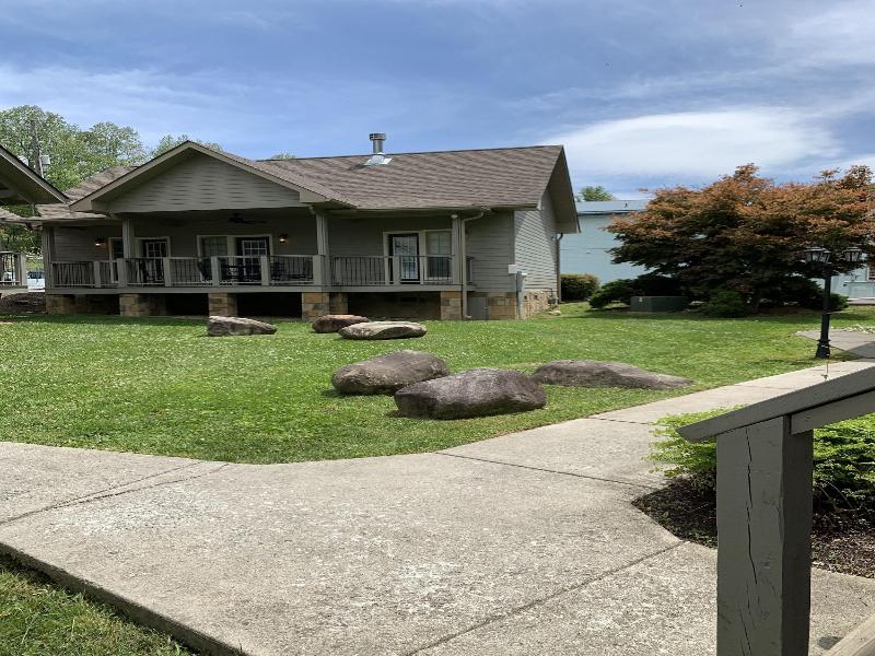 Carr's Northside Motel And Cottages image