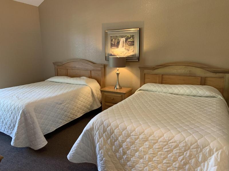 Carr's Northside Motel And Cottages image