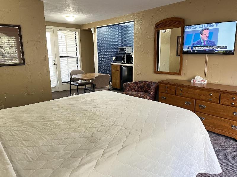 Carr's Northside Motel And Cottages image