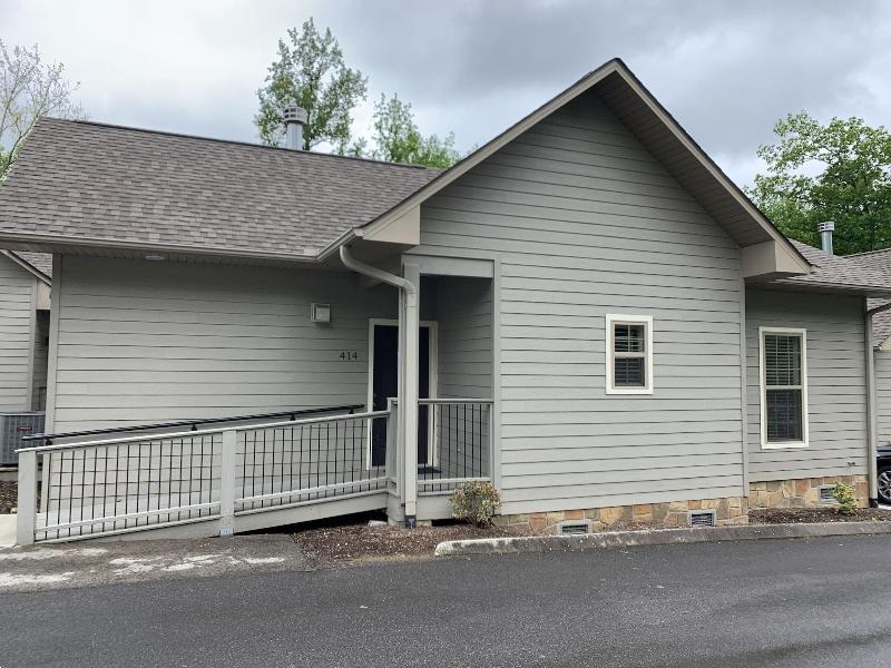 Carr's Northside Motel And Cottages image