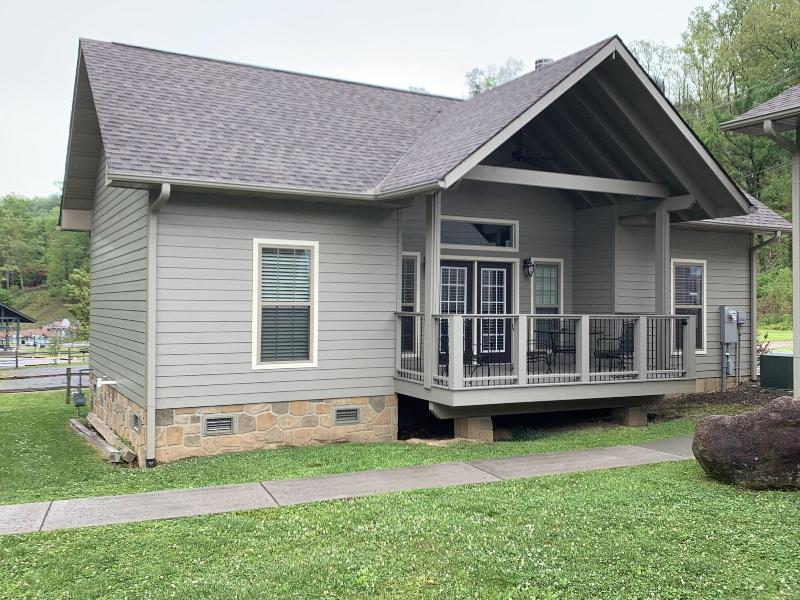 Carr's Northside Motel And Cottages image