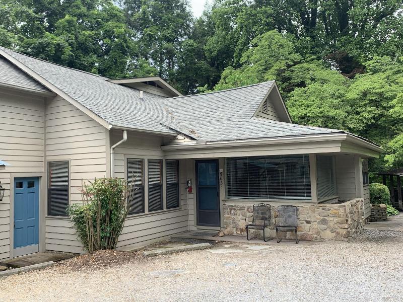Carr's Northside Motel And Cottages image
