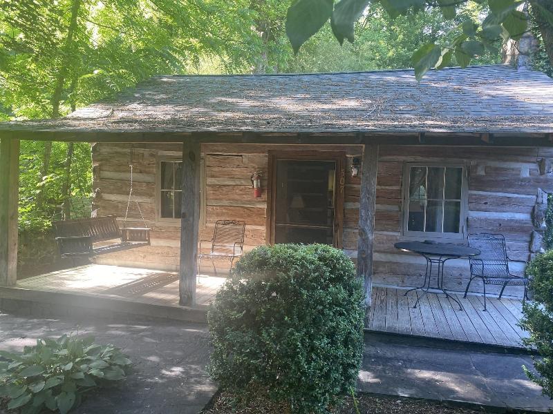 Carr's Northside Motel And Cottages image