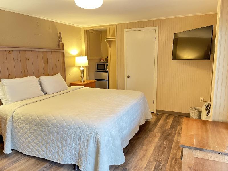 Carr's Northside Motel And Cottages image