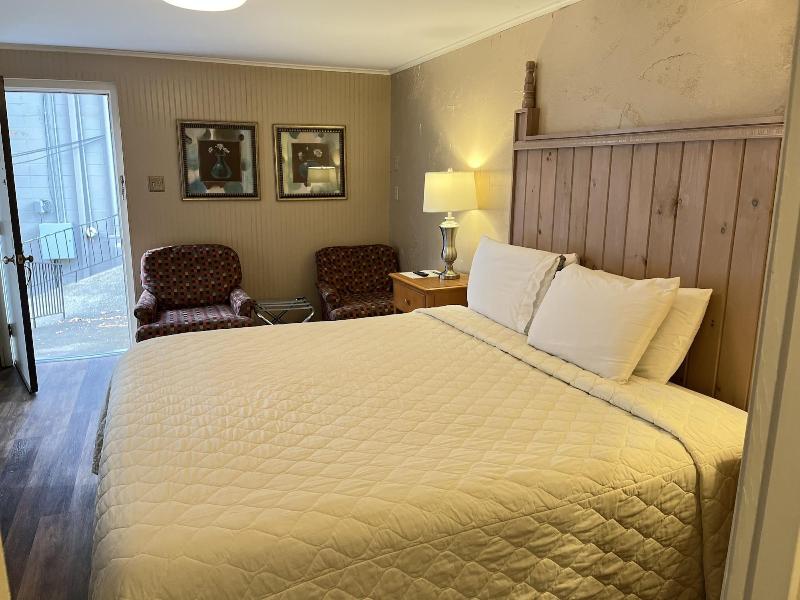 Carr's Northside Motel And Cottages image