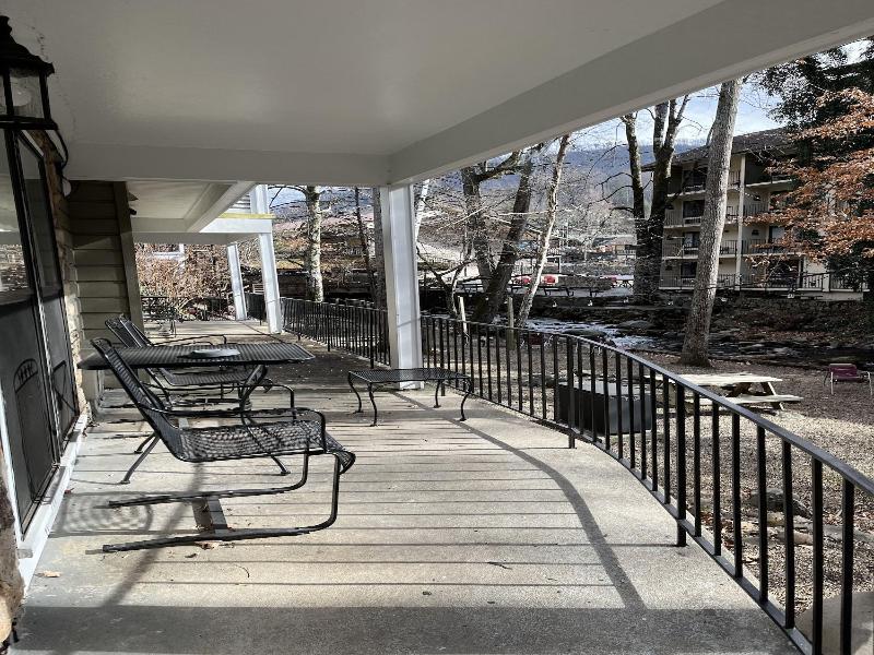 Carr's Northside Motel And Cottages image
