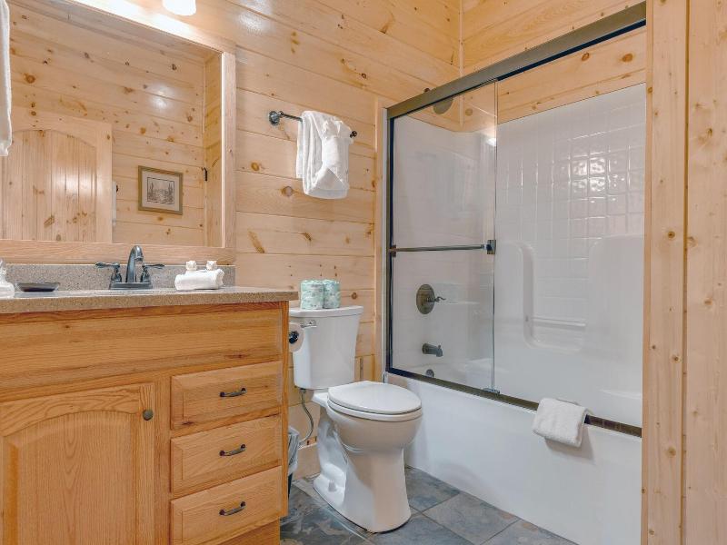 Lone Wolf Lodge By Jackson Mountain Rentals — photo 38