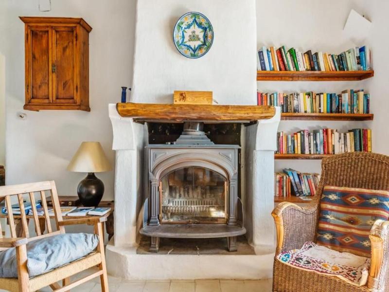 Las Chimeneas image