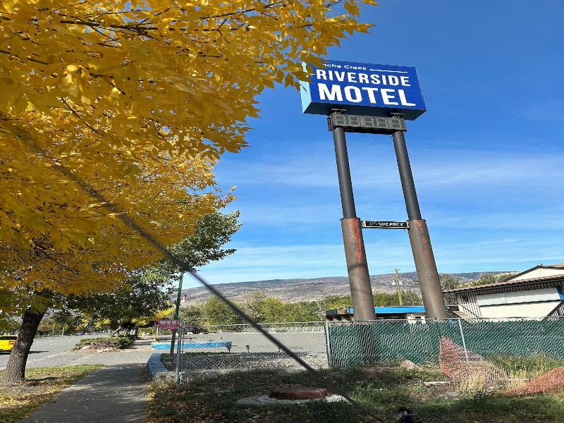 Riverside Motel
