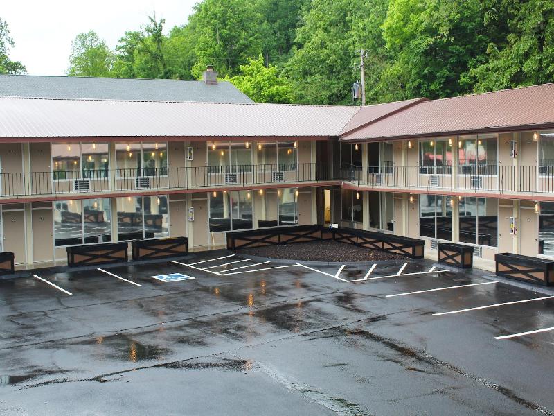 Sleepy Bear Motel — general view