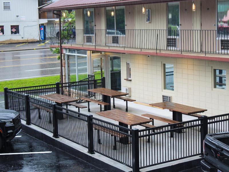 Sleepy Bear Motel — general view