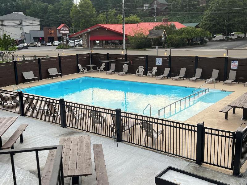 Sleepy Bear Motel — exterior view