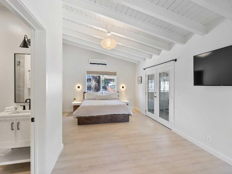 South Lake Chalet image