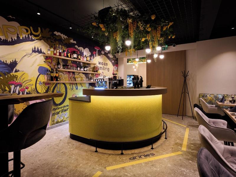 Boutique House Happyellow image