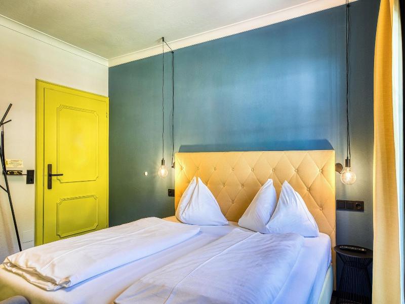 Boutique House Happyellow image