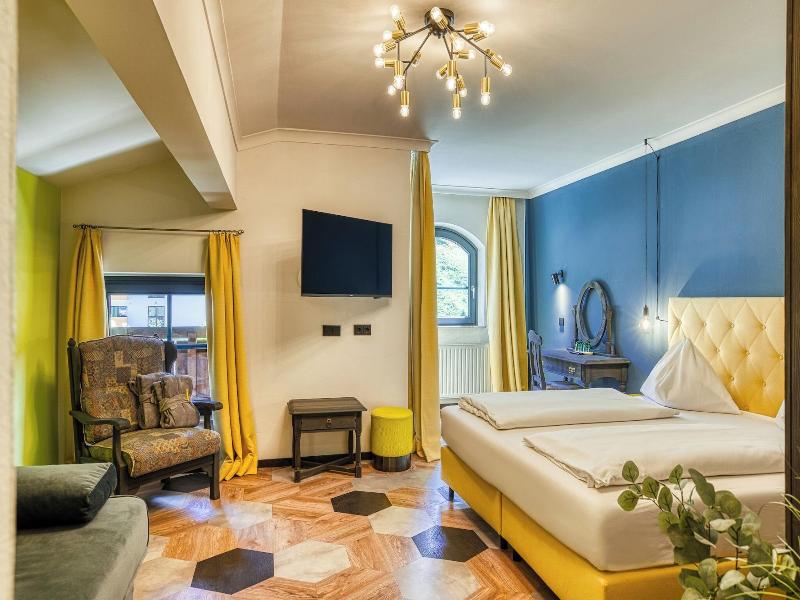 Boutique House Happyellow image
