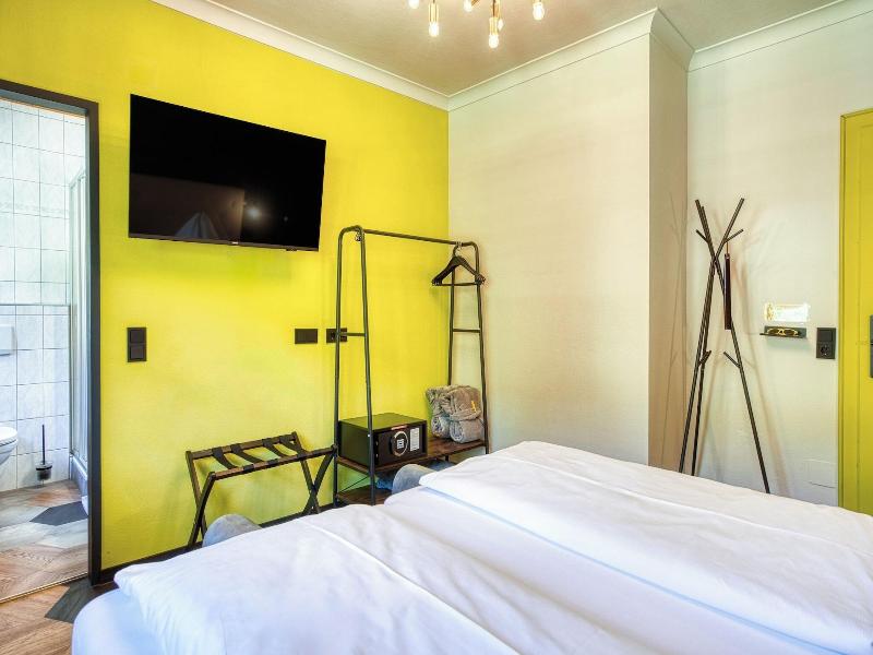 Boutique House Happyellow image