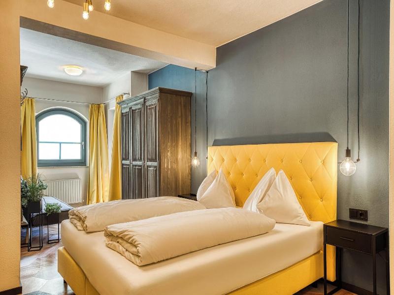 Boutique House Happyellow image