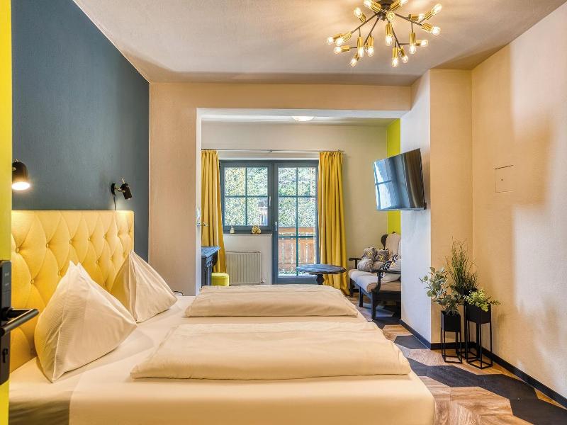 Boutique House Happyellow image