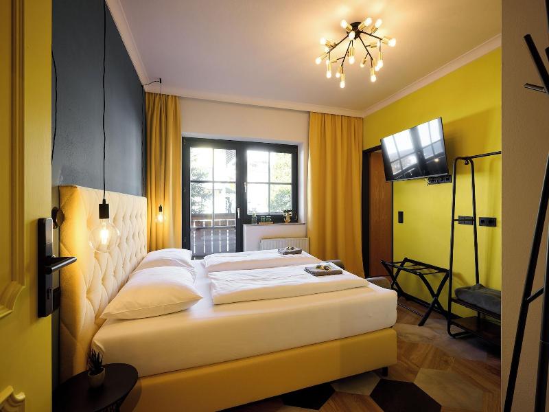 Boutique House Happyellow image