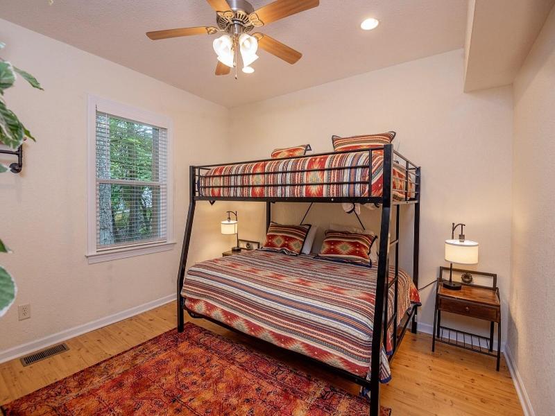 Cherokee Winds 2 Bedroom Cabin By Redawning — photo 35
