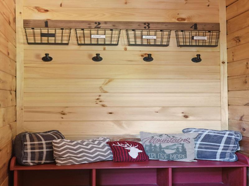 Creekside Manor 3 Bedroom Cabin By Redawning