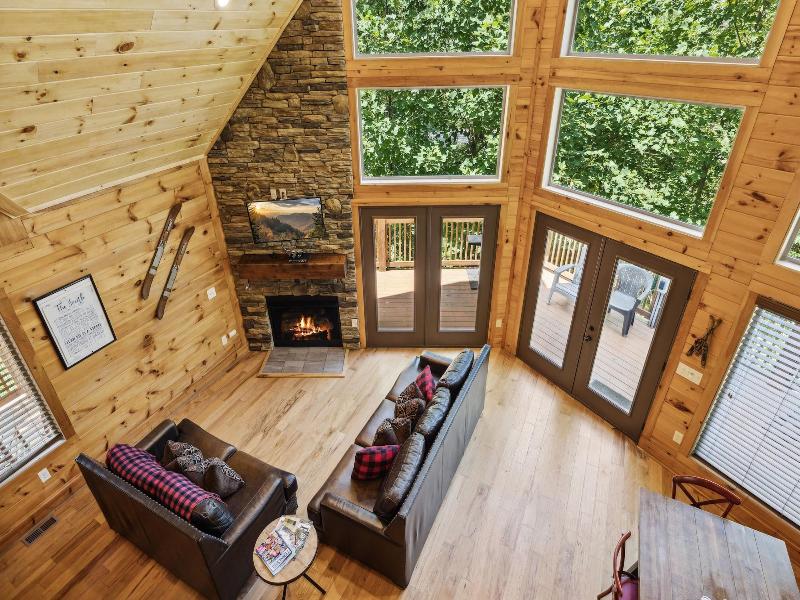 Creekside Manor 3 Bedroom Cabin By Redawning — photo 36