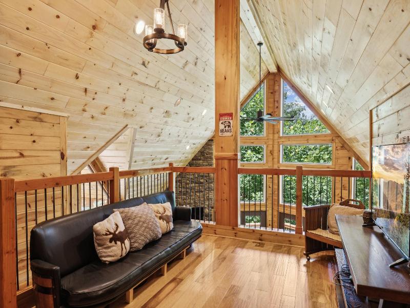 Creekside Manor 3 Bedroom Cabin By Redawning — photo 8