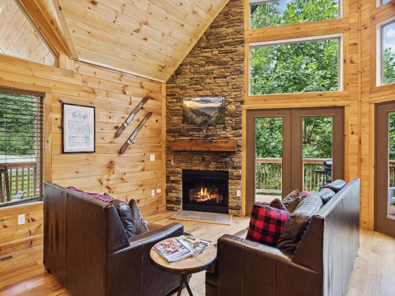 Creekside Manor 3 Bedroom Cabin By Redawning — photo 19
