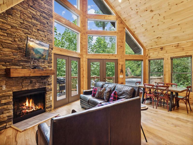 Creekside Manor 3 Bedroom Cabin By Redawning — photo 15