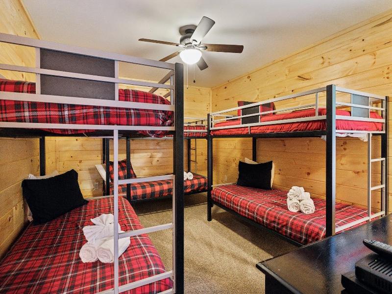 Creekside Manor 3 Bedroom Cabin By Redawning — photo 2