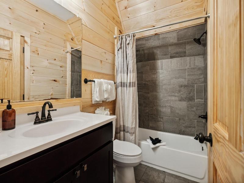 Creekside Manor 3 Bedroom Cabin By Redawning — photo 29