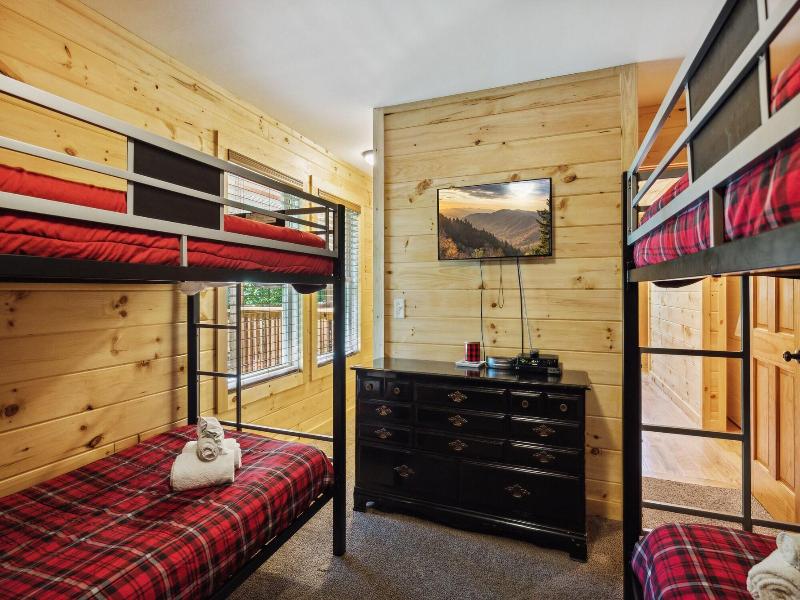 Creekside Manor 3 Bedroom Cabin By Redawning — photo 28