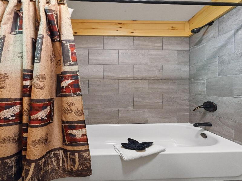 Creekside Manor 3 Bedroom Cabin By Redawning — photo 26
