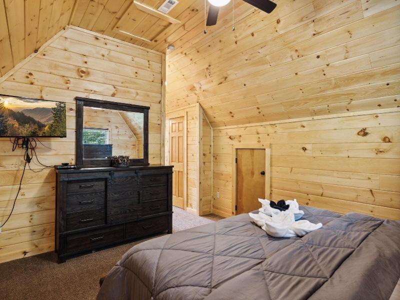Creekside Manor 3 Bedroom Cabin By Redawning — photo 24