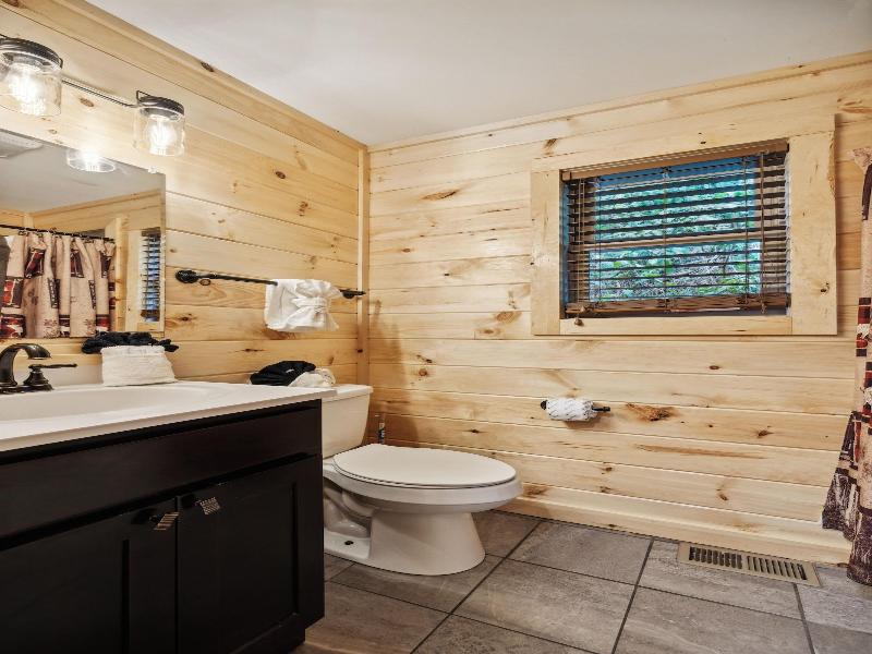 Creekside Manor 3 Bedroom Cabin By Redawning — photo 22