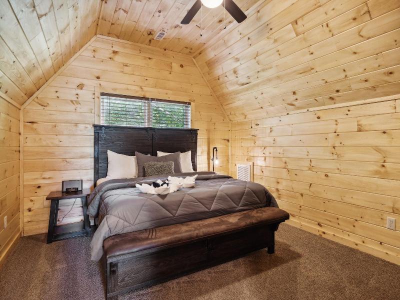 Creekside Manor 3 Bedroom Cabin By Redawning — photo 20