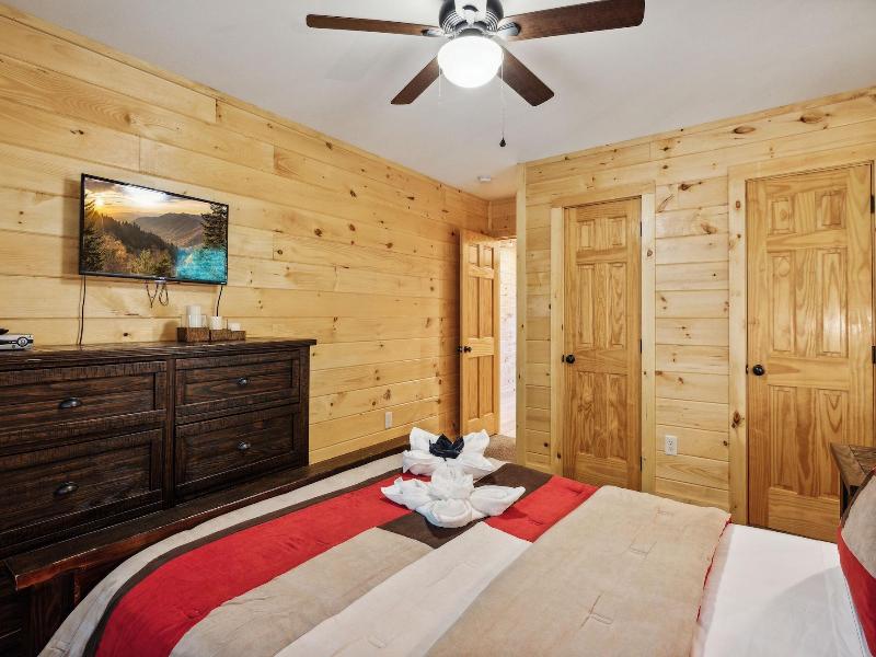Creekside Manor 3 Bedroom Cabin By Redawning — photo 13