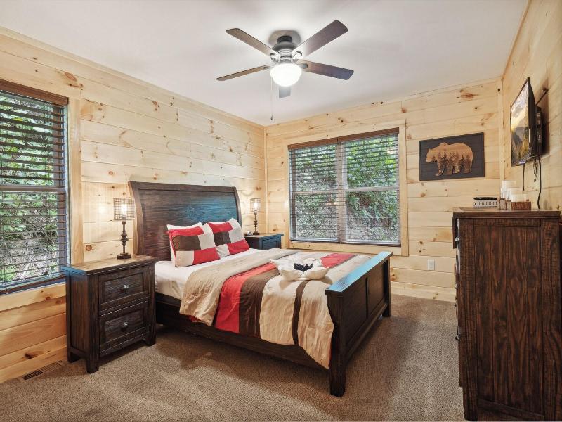 Creekside Manor 3 Bedroom Cabin By Redawning — photo 9