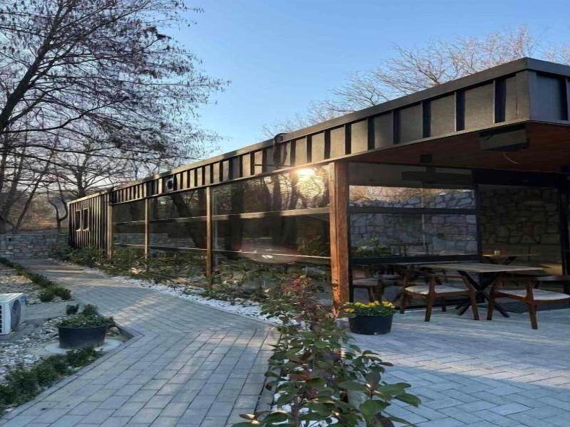Blisku Do Gradot Riverfront Cabins 4
