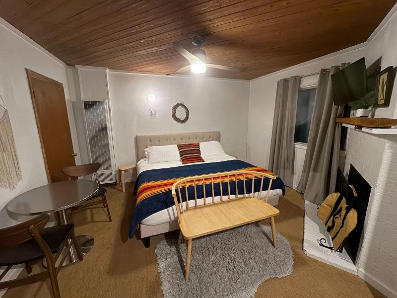 Three Pines Cabins Lodge image