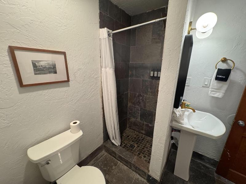 Three Pines Cabins Lodge image