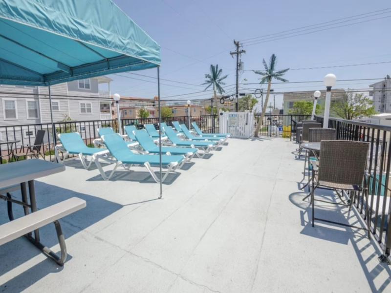 Surfcomber Motel — general view
