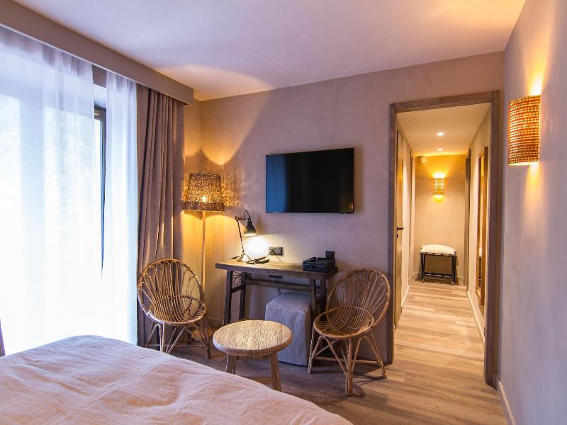 Hotel De La Roche image