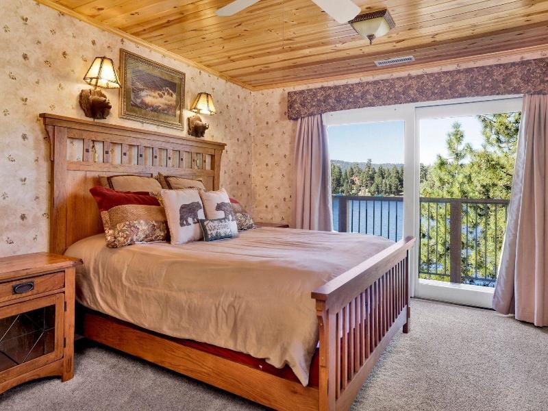 Cove Lakefront Chalet #2098 image