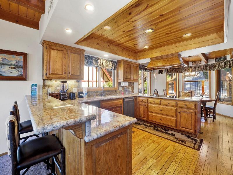 Cove Lakefront Chalet #2098 image