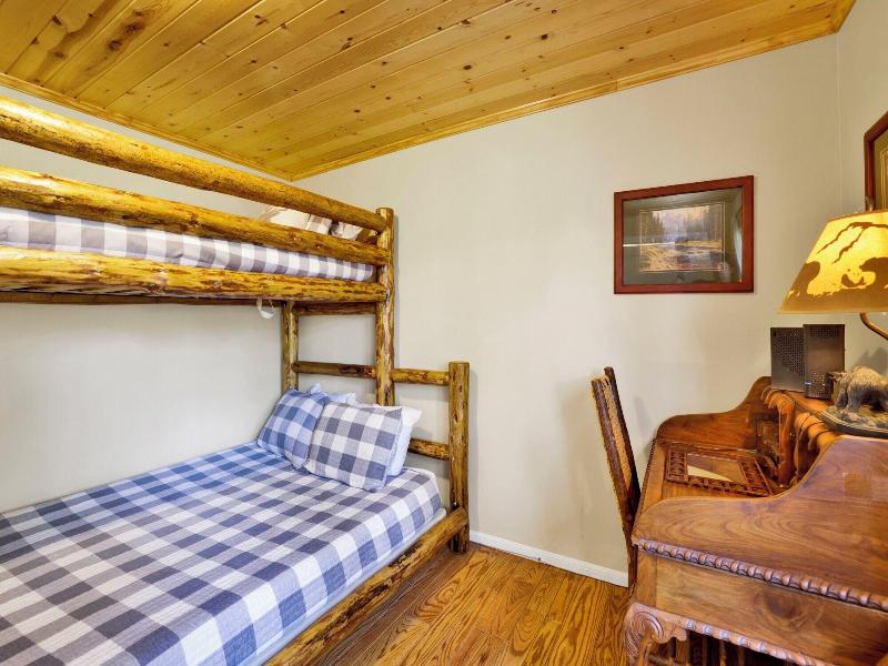Cove Lakefront Chalet #2098 image